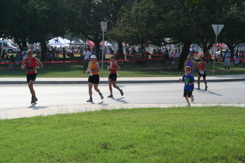 2008/09(September)/01-Austin-Triathalon/800x600_2008-09-01-Austin-Triathalon-109-Suzi-Run-Chance.JPG
