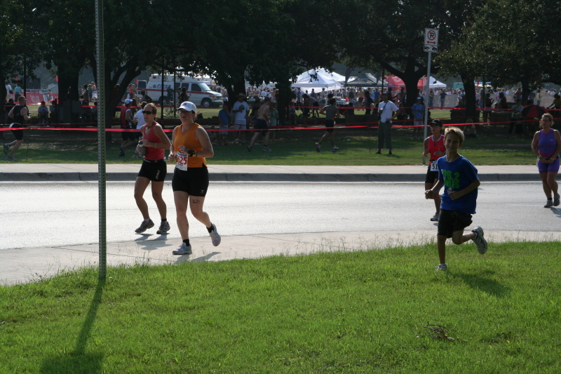 2008/09(September)/01-Austin-Triathalon/800x600_2008-09-01-Austin-Triathalon-112-Suzi-Run-Chance.JPG