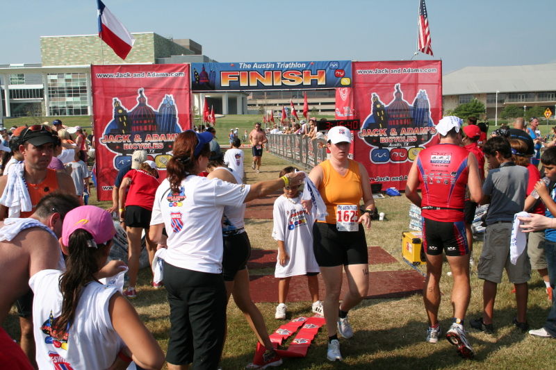 2008/09(September)/01-Austin-Triathalon/800x600_2008-09-01-Austin-Triathalon-129-Suzi-Finish.JPG