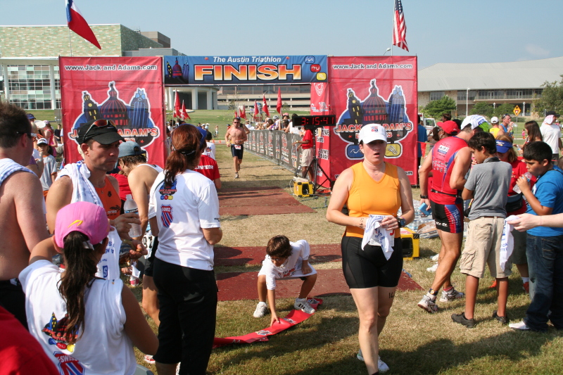 2008/09(September)/01-Austin-Triathalon/800x600_2008-09-01-Austin-Triathalon-131-Suzi-Finish.JPG