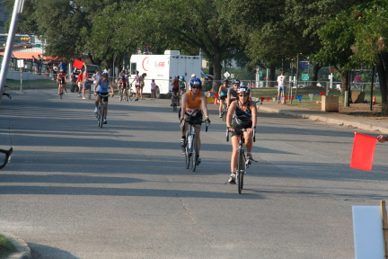 2008-09-01-Austin-Triathalon-039-Suzi-Biking.JPG
