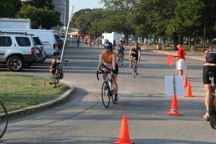 2008-09-01-Austin-Triathalon-041-Suzi-Biking.JPG