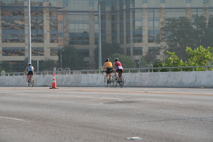 2008-09-01-Austin-Triathalon-043-Suzi-Biking.JPG
