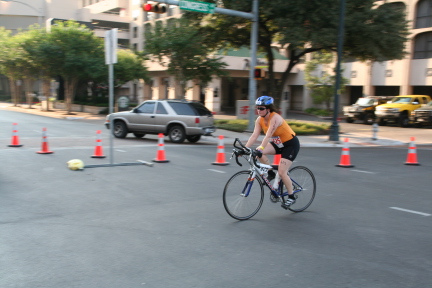2008-09-01-Austin-Triathalon-048-Suzi-Biking.JPG