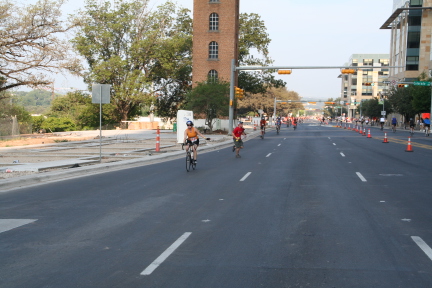2008-09-01-Austin-Triathalon-061-Suzi-Biking.JPG