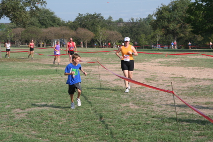 2008-09-01-Austin-Triathalon-100-Suzi-Run-Chance.JPG