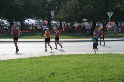2008-09-01-Austin-Triathalon-109-Suzi-Run-Chance.JPG