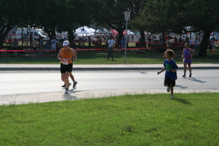 2008-09-01-Austin-Triathalon-111-Suzi-Run-Chance.JPG