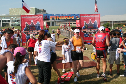 2008-09-01-Austin-Triathalon-129-Suzi-Finish.JPG