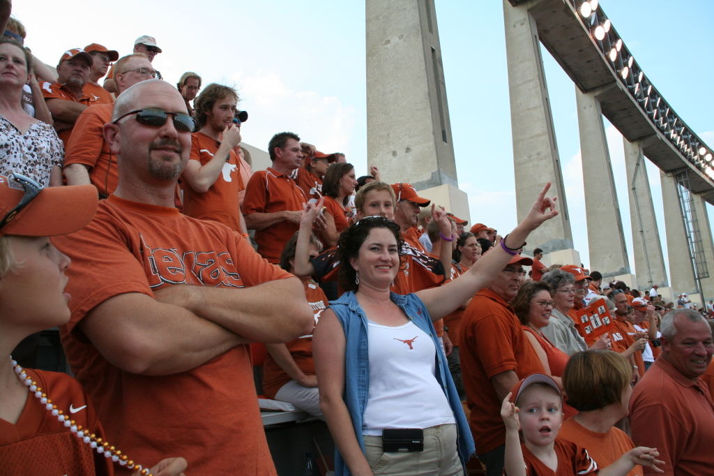 2008/09(September)/20-Longhorn-Rice/1024x768_2008-09-20-UT-Rice-football-24-Mike-Suzi.JPG