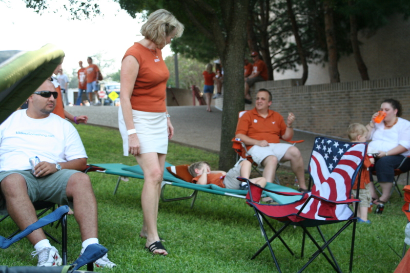 2008/09(September)/20-Longhorn-Rice/800x600_2008-09-20-UT-Rice-football-03-Tailgate-Janeen-Ian.JPG