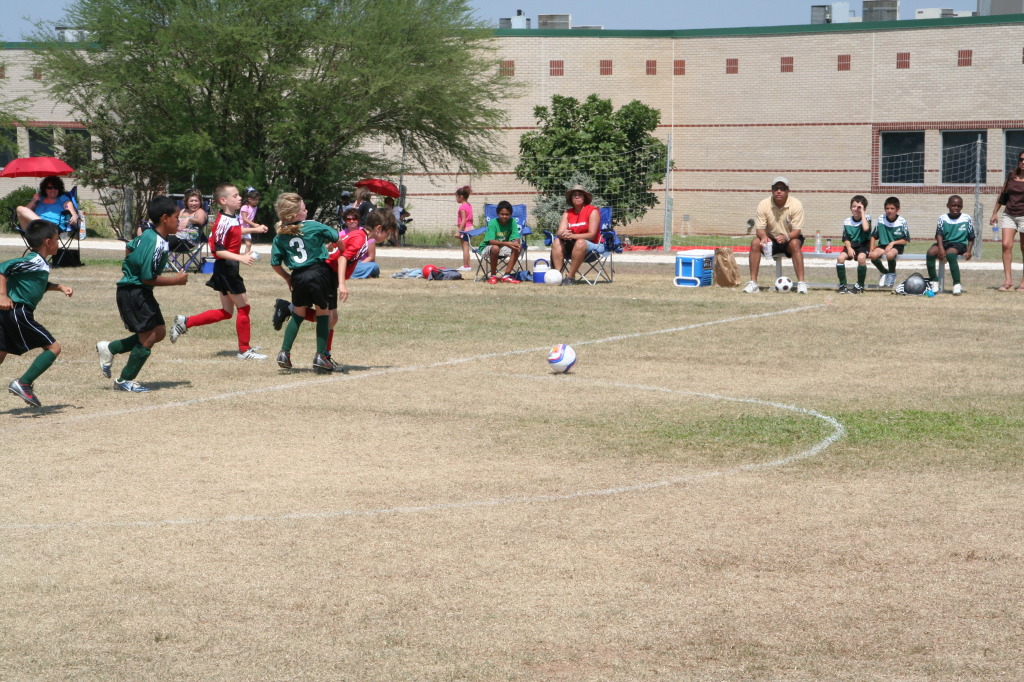 2008/09(September)/20-Titans/1024x768_2008-09-20-Titans-Soccer-43-Dax-being-tripped.JPG