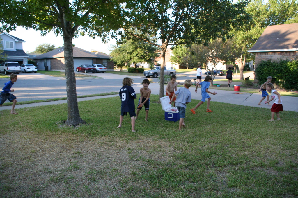 2008-10-10-Chance-9th-Bday-015-waterballoon-fight.JPG