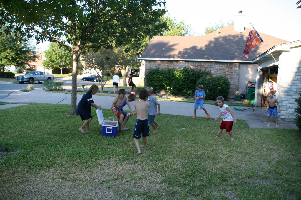 2008-10-10-Chance-9th-Bday-016-waterballoon-fight.JPG