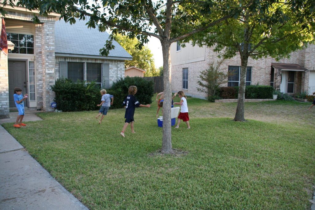 2008-10-10-Chance-9th-Bday-023-waterballoon-fight.JPG