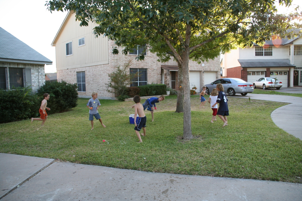 2008/10(October)/Chance-9th-Bday/1024x768_2008-10-10-Chance-9th-Bday-032-waterballoon-fight.JPG