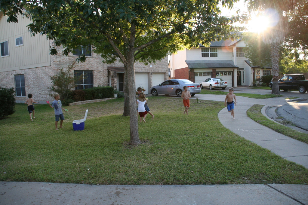 2008-10-10-Chance-9th-Bday-033-waterballoon-fight.JPG