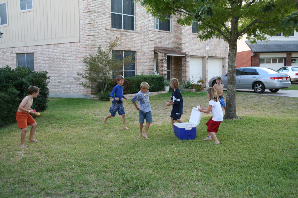 2008-10-10-Chance-9th-Bday-054-waterballoon-fight.JPG