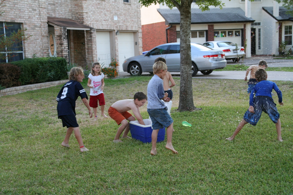 2008-10-10-Chance-9th-Bday-058-waterballoon-fight.JPG