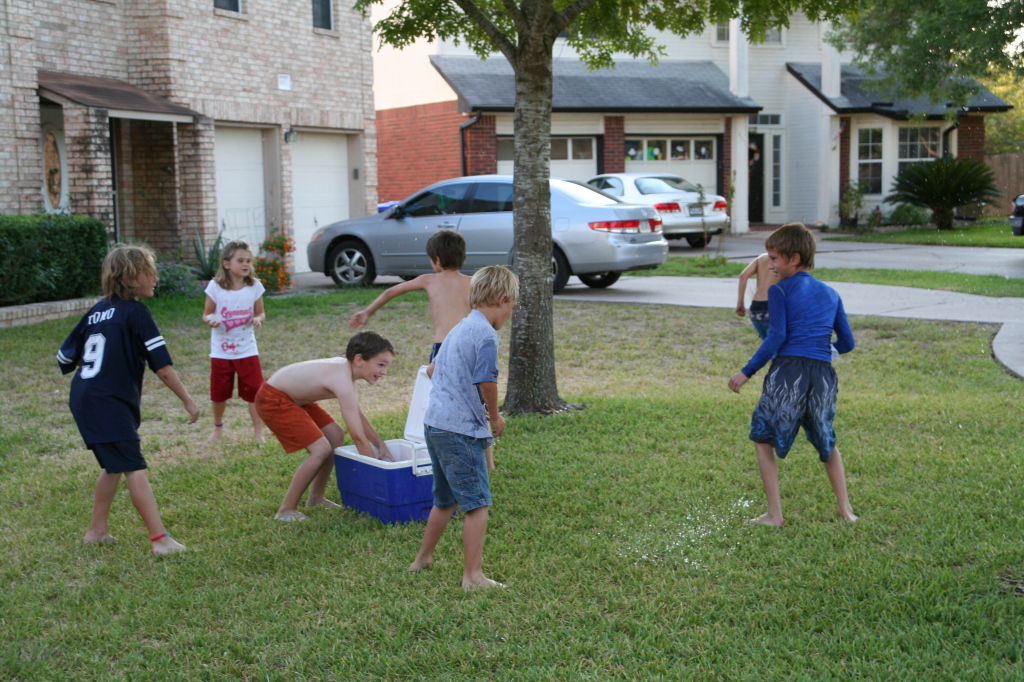 2008/10(October)/Chance-9th-Bday/1024x768_2008-10-10-Chance-9th-Bday-059-waterballoon-fight.JPG