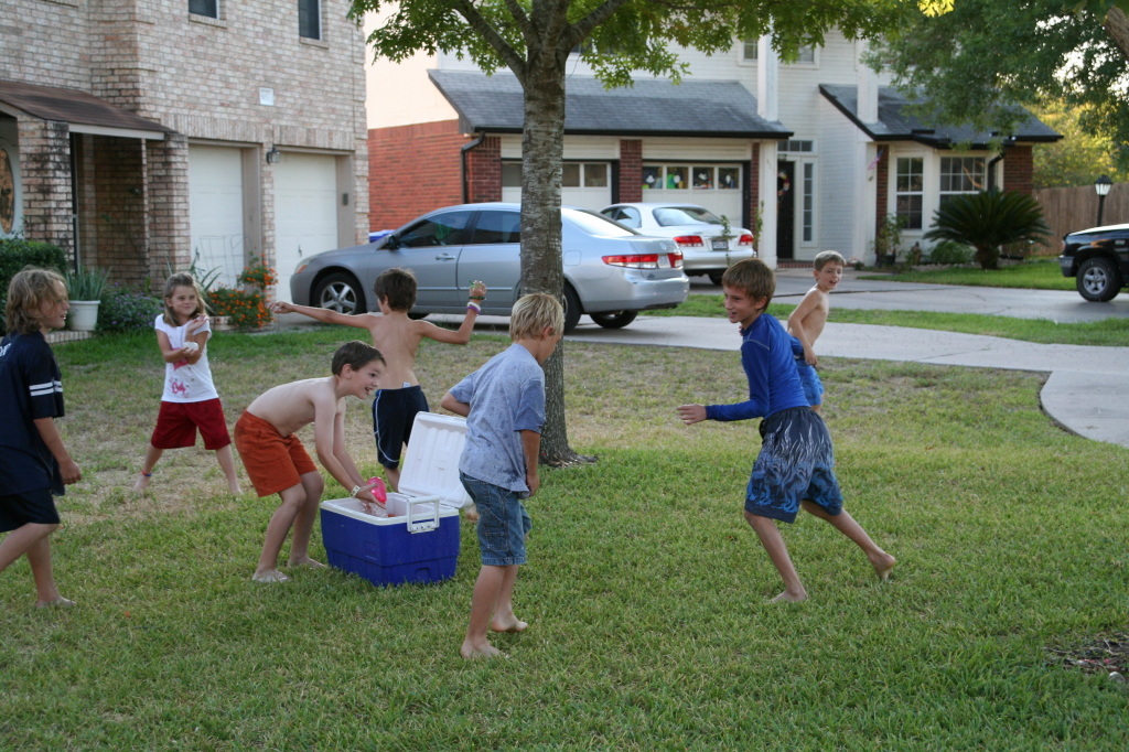 2008-10-10-Chance-9th-Bday-060-waterballoon-fight.JPG