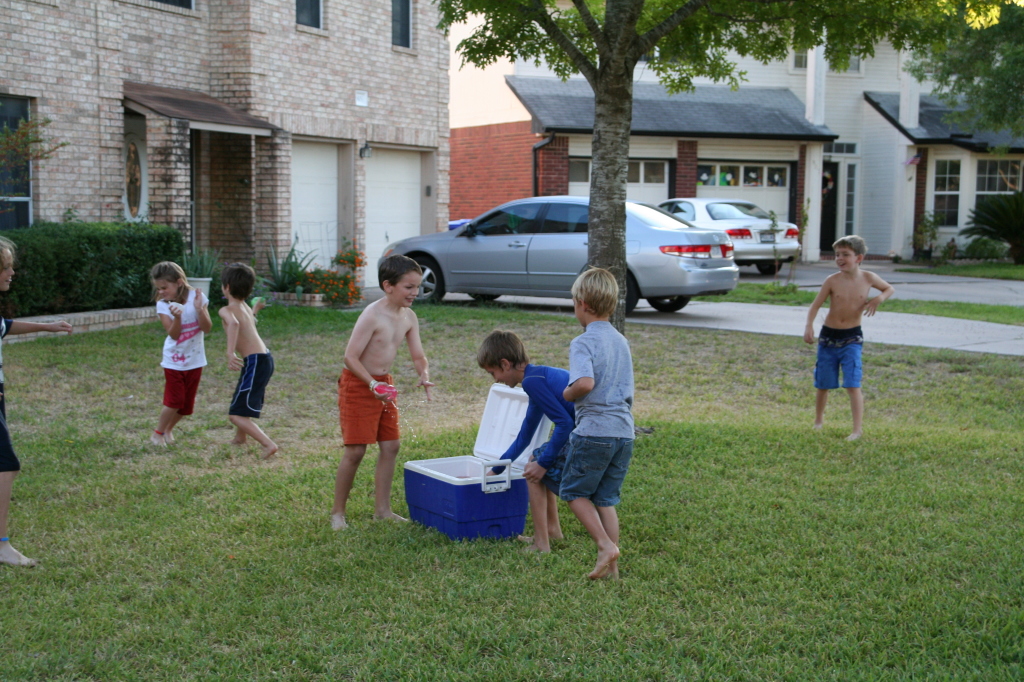2008-10-10-Chance-9th-Bday-061-waterballoon-fight.JPG