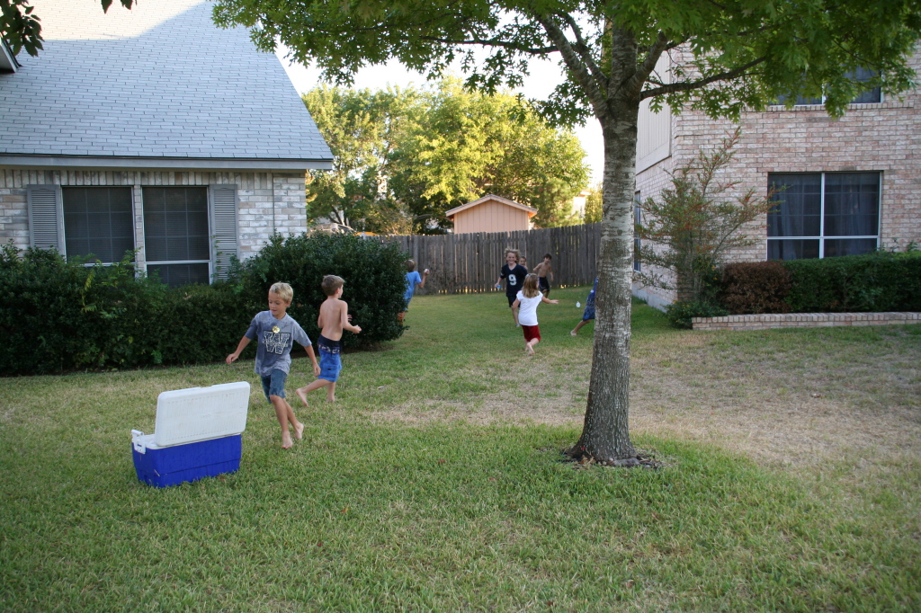2008-10-10-Chance-9th-Bday-079-waterballoon-fight.JPG
