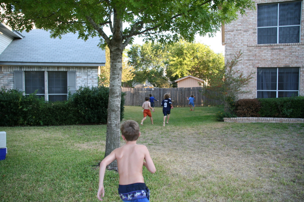2008-10-10-Chance-9th-Bday-099-waterballoon-fight.JPG
