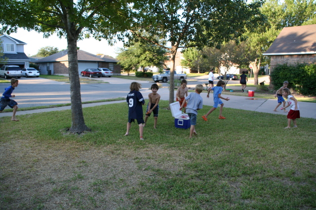 2008-10-10-Chance-9th-Bday-015-waterballoon-fight.JPG