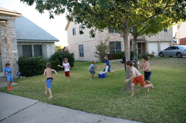 2008-10-10-Chance-9th-Bday-028-waterballoon-fight.JPG