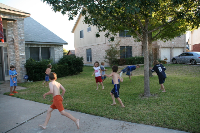 2008-10-10-Chance-9th-Bday-029-waterballoon-fight.JPG