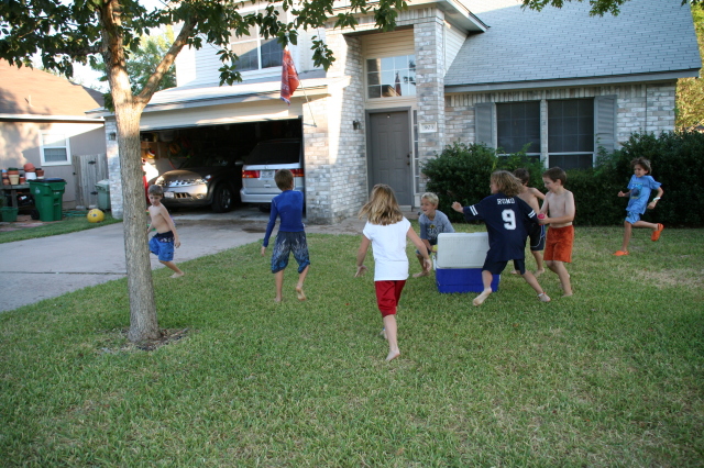 2008-10-10-Chance-9th-Bday-089-waterballoon-fight.JPG