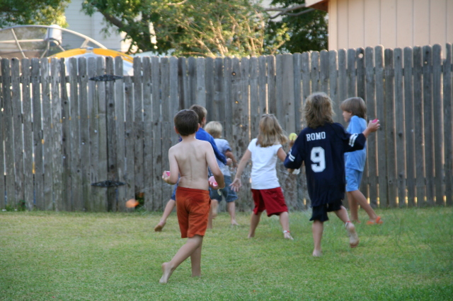 2008-10-10-Chance-9th-Bday-100-waterballoon-fight.JPG