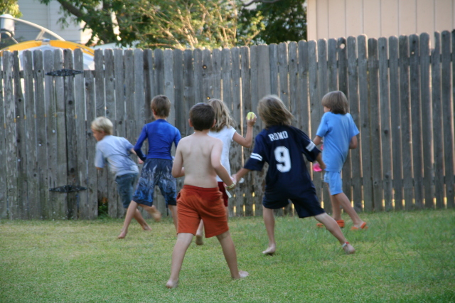 2008-10-10-Chance-9th-Bday-101-waterballoon-fight.JPG