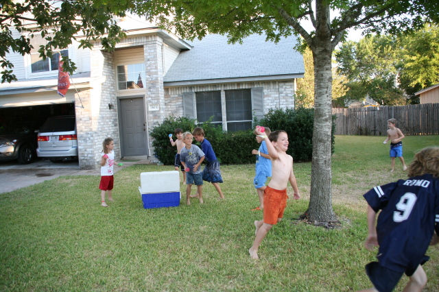 2008-10-10-Chance-9th-Bday-112-waterballoon-fight.JPG