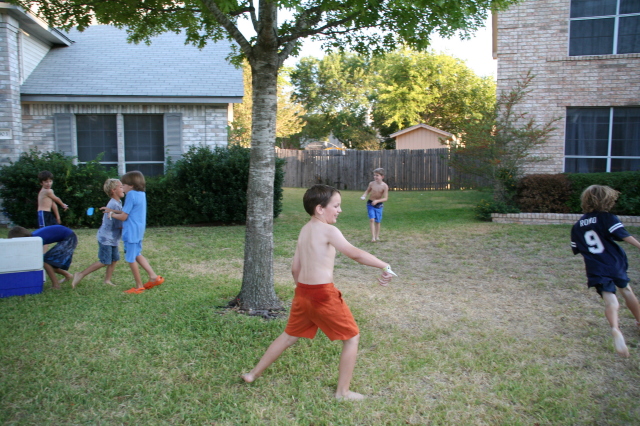 2008-10-10-Chance-9th-Bday-114-waterballoon-fight.JPG