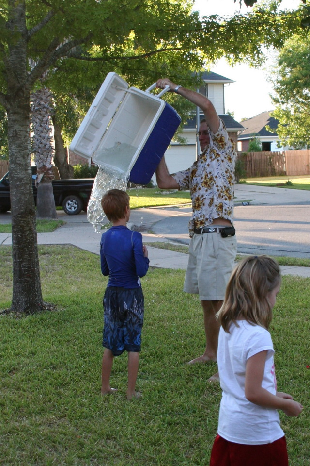 2008-10-10-Chance-9th-Bday-119-waterballoon-fight.JPG