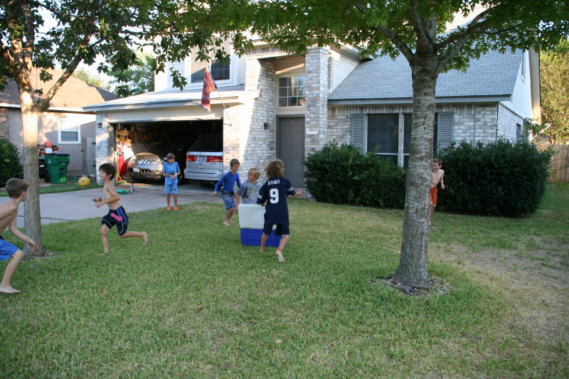 2008-10-10-Chance-9th-Bday-017-waterballoon-fight.JPG