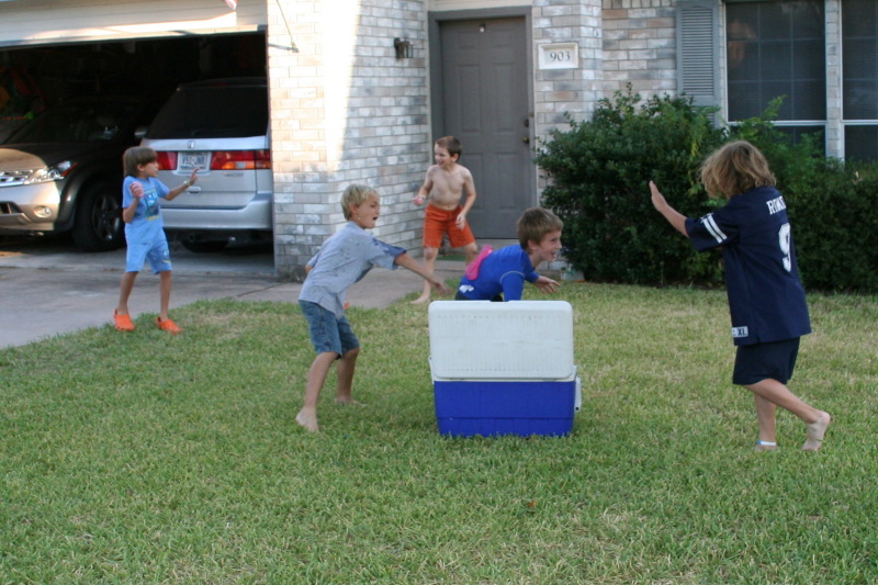 2008-10-10-Chance-9th-Bday-018-waterballoon-fight.JPG