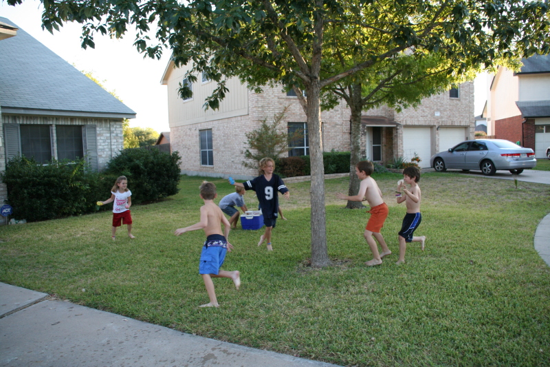 2008-10-10-Chance-9th-Bday-027-waterballoon-fight.JPG