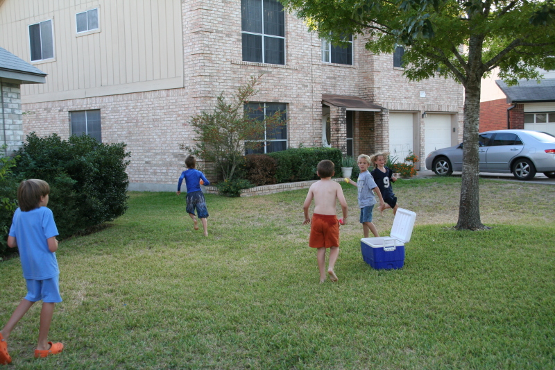 2008-10-10-Chance-9th-Bday-048-waterballoon-fight.JPG