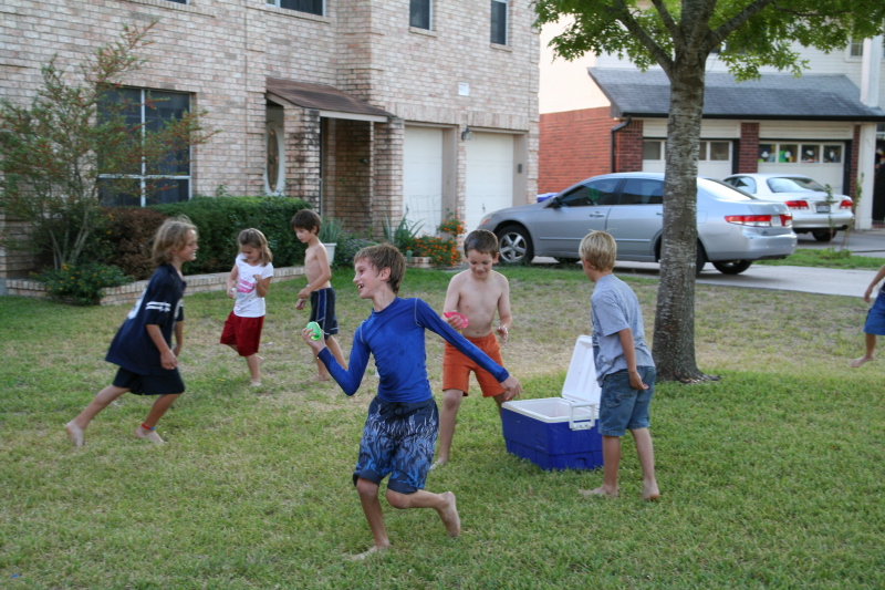 2008-10-10-Chance-9th-Bday-064-waterballoon-fight.JPG