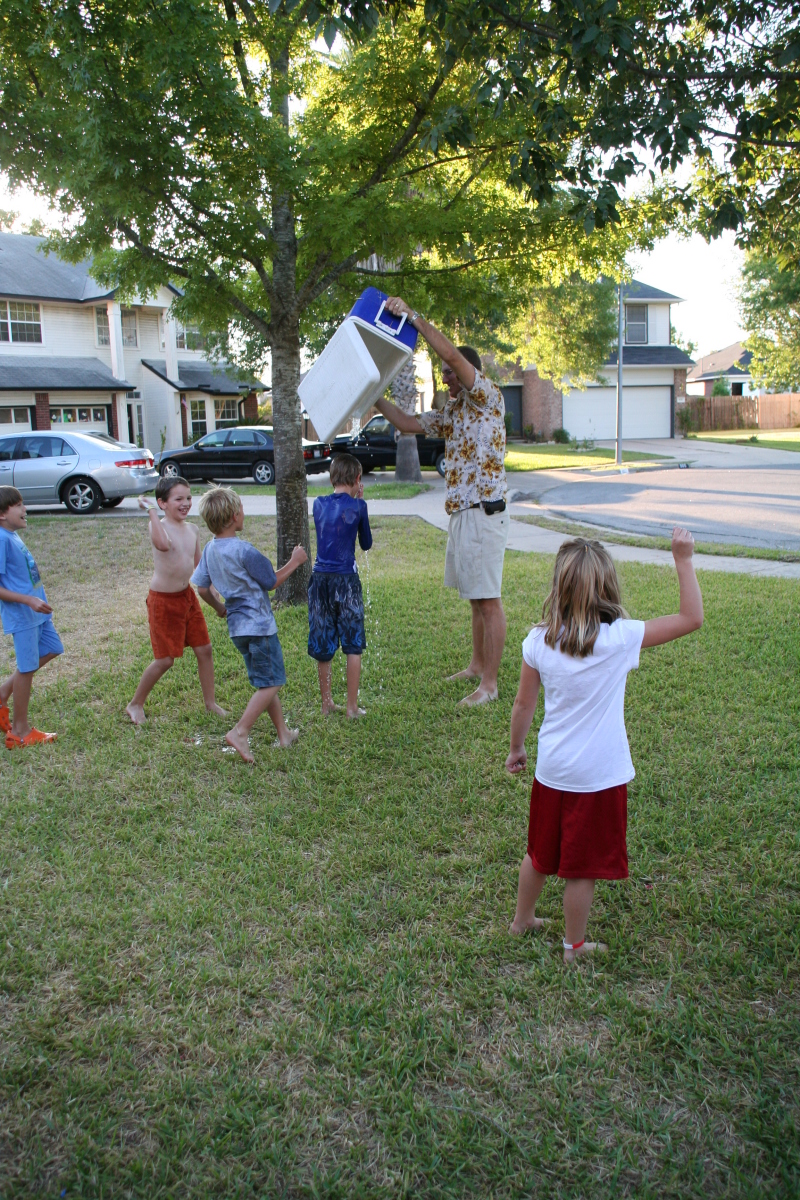 2008-10-10-Chance-9th-Bday-124-waterballoon-fight.JPG