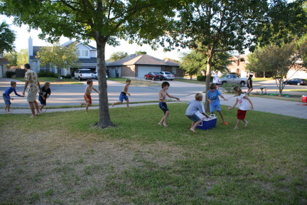 2008-10-10-Chance-9th-Bday-013-waterballoon-fight.JPG