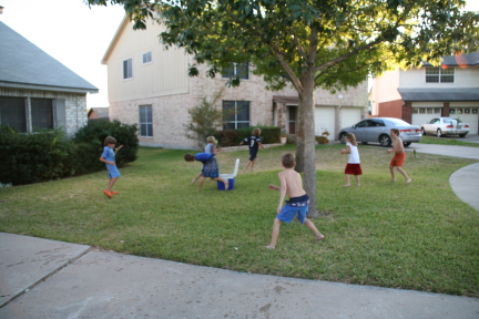 2008-10-10-Chance-9th-Bday-039-waterballoon-fight.JPG