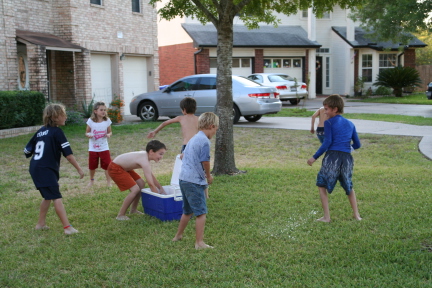 2008-10-10-Chance-9th-Bday-059-waterballoon-fight.JPG