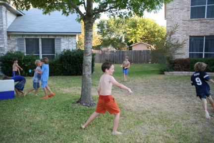 2008-10-10-Chance-9th-Bday-114-waterballoon-fight.JPG