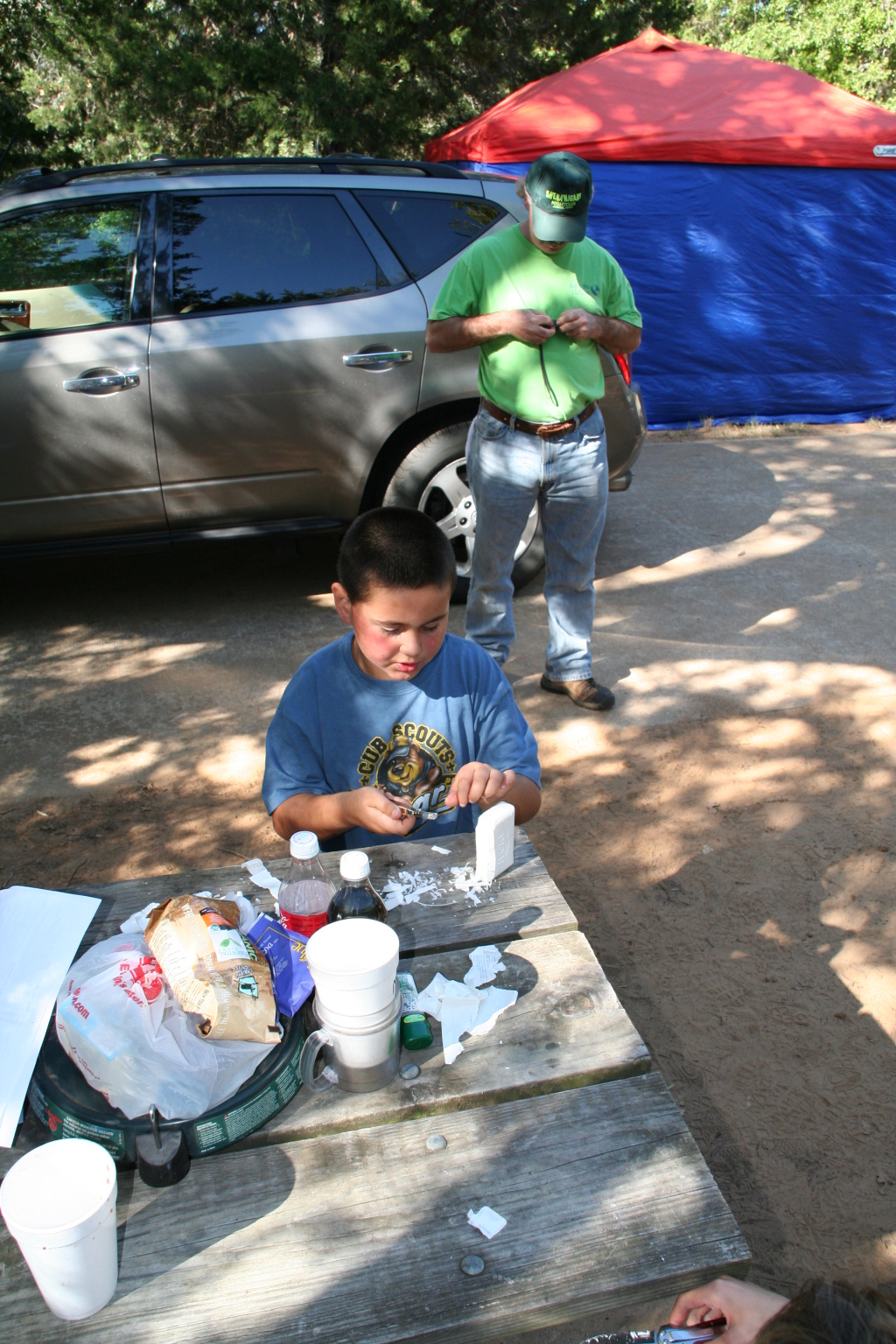 2008/10(October)/Pack409-Camping/1024x768_2008-10-25-Pack409-Camping-42-CJ-whittling.JPG