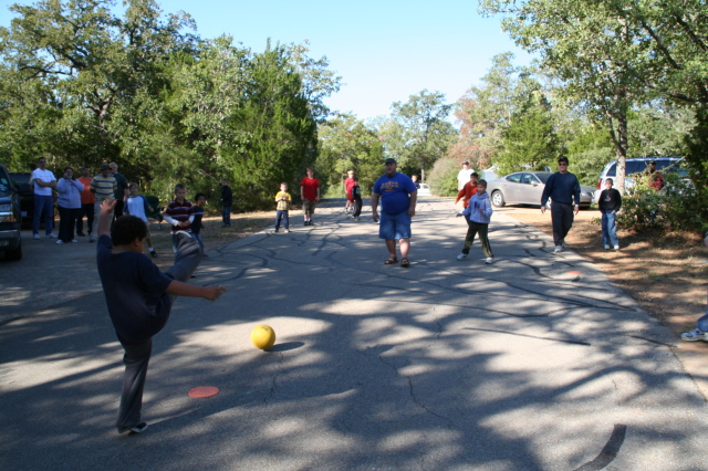 2008/10(October)/Pack409-Camping/640x480_2008-10-25-Pack409-Camping-31-dodgeball.JPG
