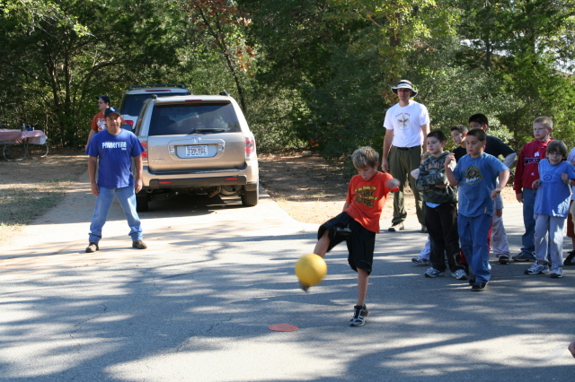 2008/10(October)/Pack409-Camping/640x480_2008-10-25-Pack409-Camping-36-dodgeball.JPG